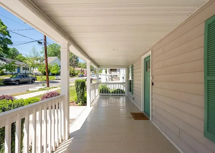 Modern 3-Bedroom, Big Fence Yard, Pets Stay Free