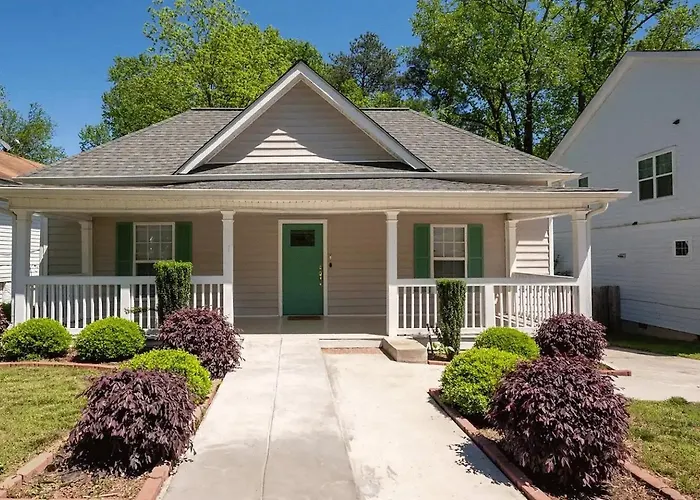 Modern 3-Bedroom, Big Fence Yard, Pets Stay Free