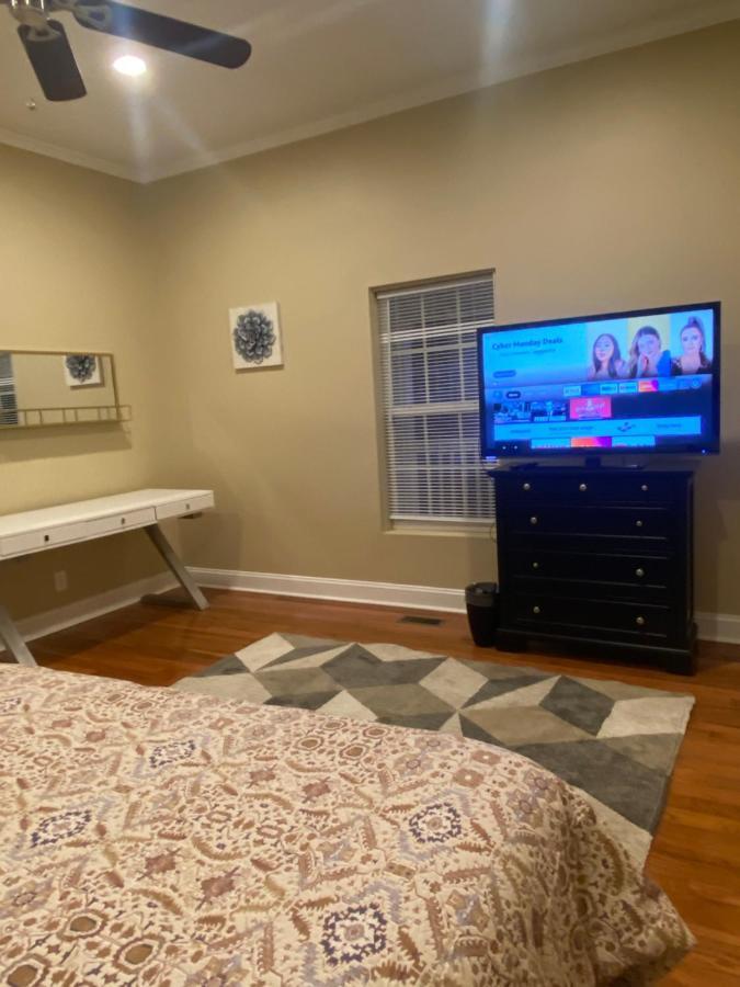 Modern 3-bedroom, Big Fence Yard, Pets Free