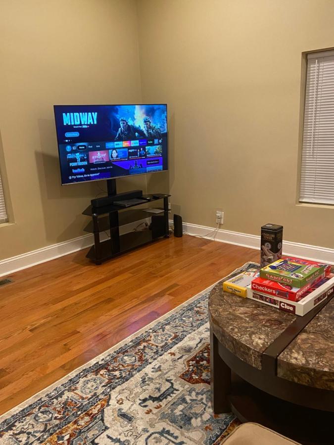 Modern 3-bedroom, Big Fence Yard, Pets Free
