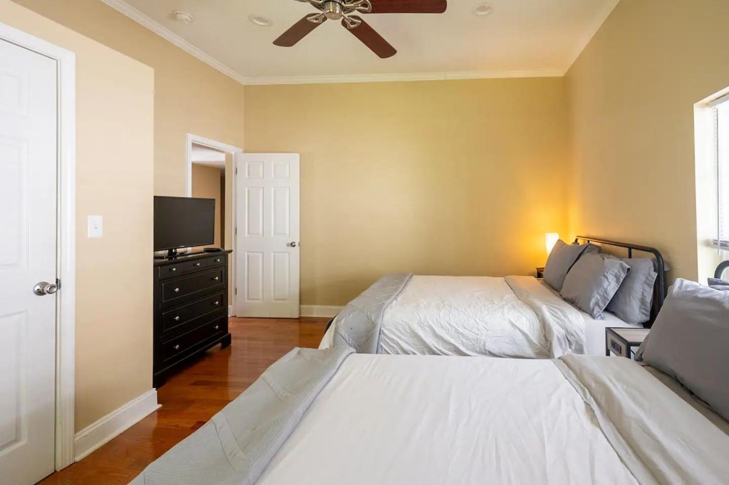 Holiday home Modern 3-bedroom, Big Fence Yard, Pets Free