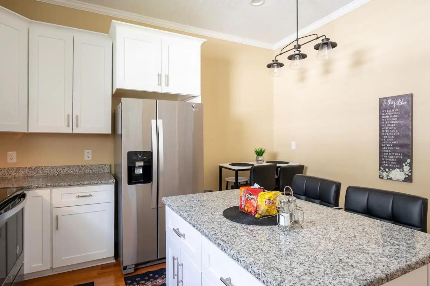Holiday home Modern 3-bedroom, Big Fence Yard, Pets Free Durham