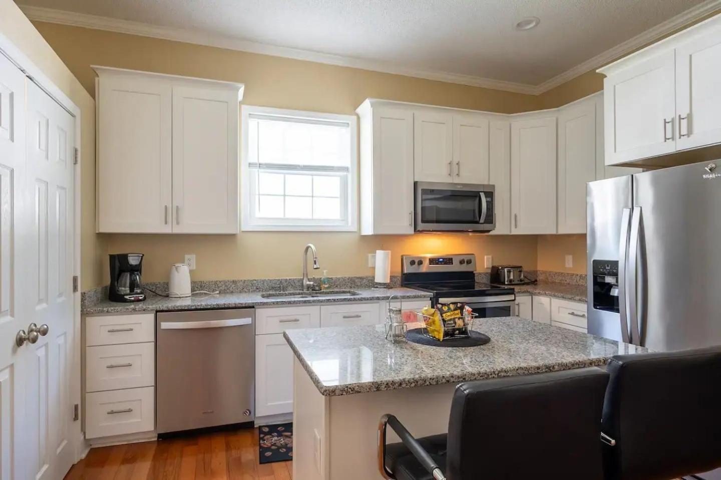 Modern 3-bedroom, Big Fence Yard, Pets Free *