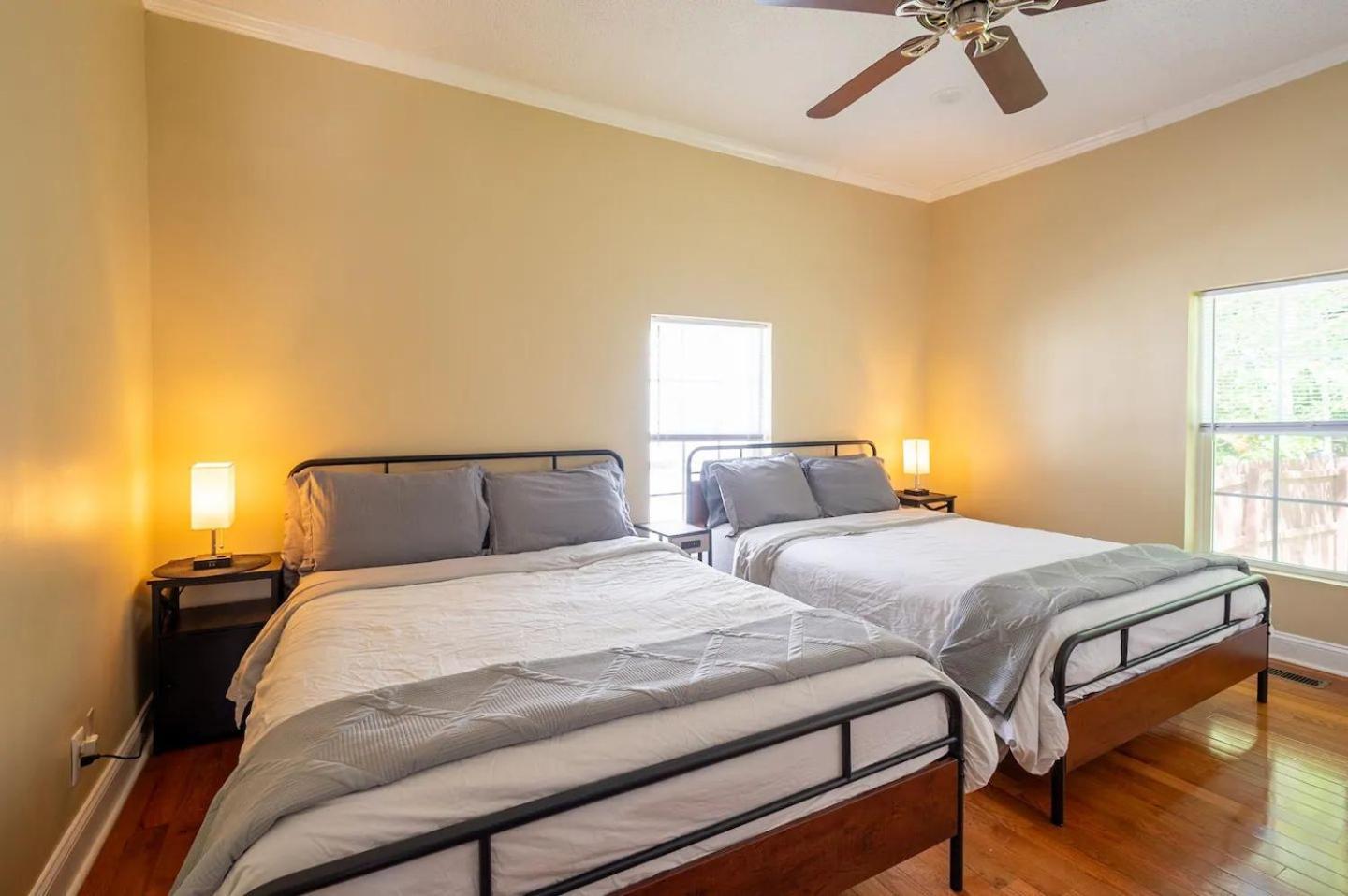 Modern 3-bedroom, Big Fence Yard, Pets Free Holiday home *