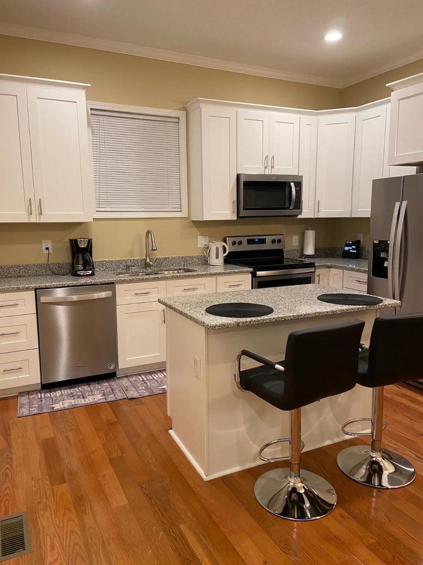 Modern 3-bedroom, Big Fence Yard, Pets Free Holiday home Durham