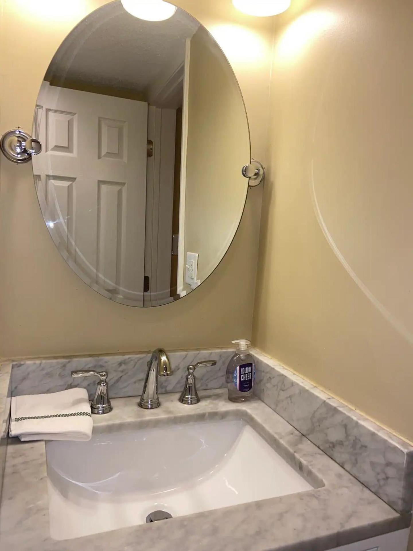 Modern 3-bedroom, Big Fence Yard, Pets Free * Durham