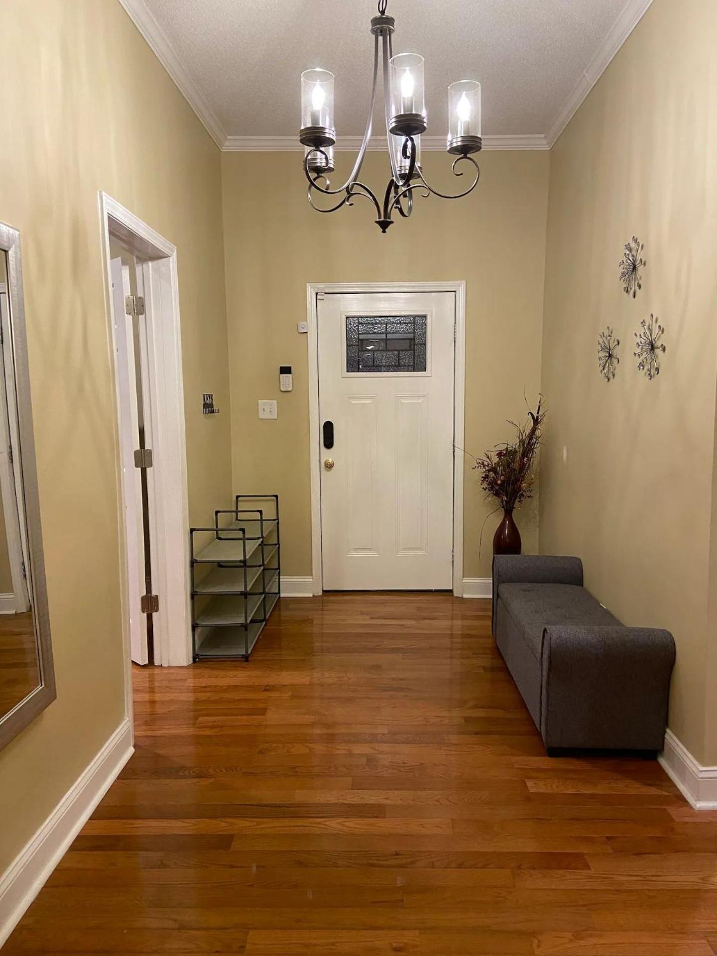 Modern 3-bedroom, Big Fence Yard, Pets Free