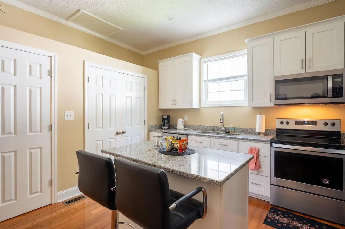 Modern 3-bedroom, Big Fence Yard, Pets Free Holiday home Durham