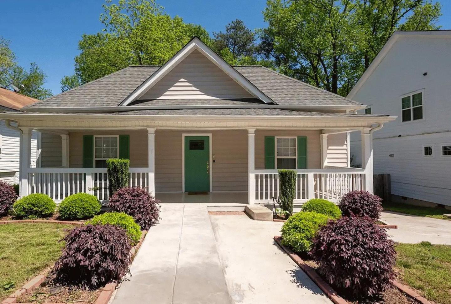Modern 3-bedroom, Big Fence Yard, Pets Free Holiday home *